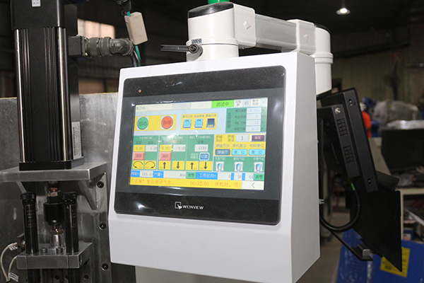 電気制御システム 冷却システムとPLC操作制御システムを持つワイヤ網の溶接機 1