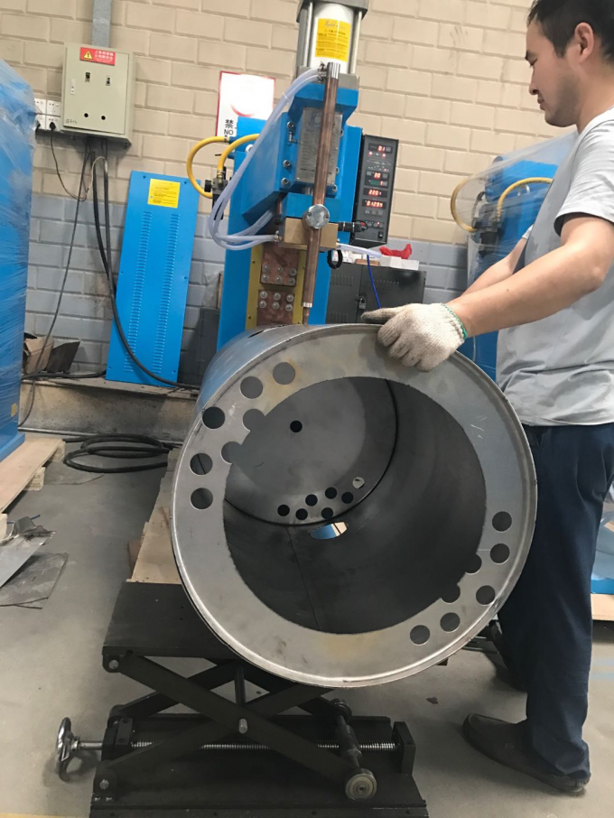 Hwashi 高品質のステンレス鋼 オートマティック ダブル ステーション 円形 ローリングシーム 溶接 油タンクの製造機 3